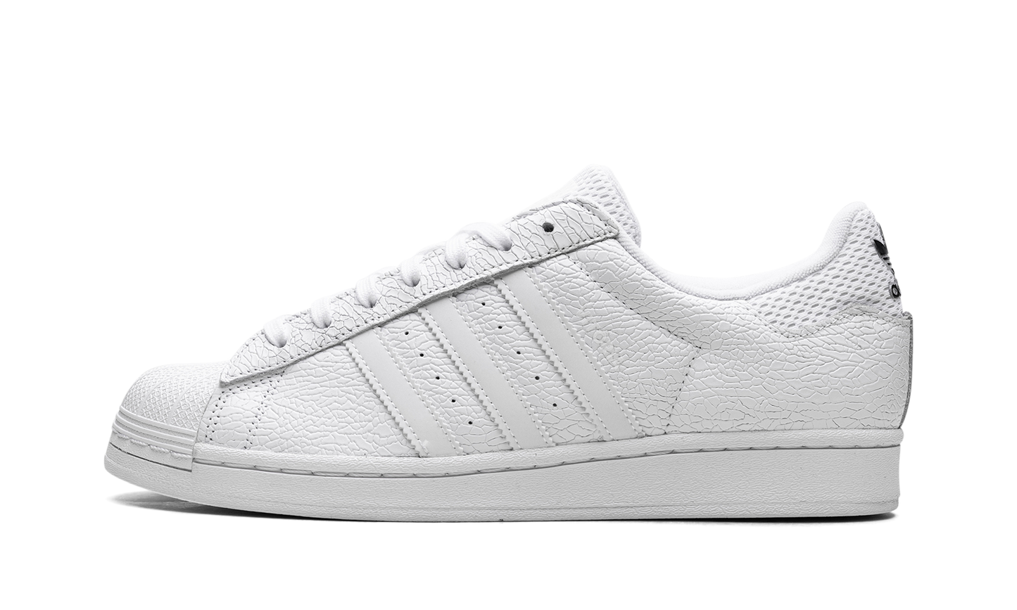 Superstar ADV Vitoria "Cloud White Core Black" JP5705