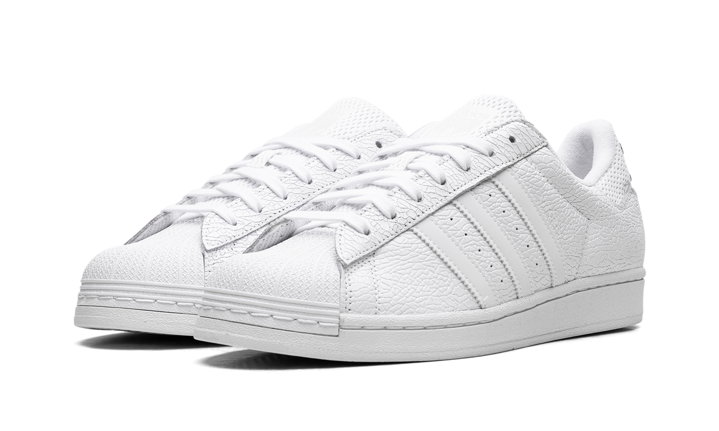 Superstar ADV Vitoria "Cloud White Core Black" JP5705